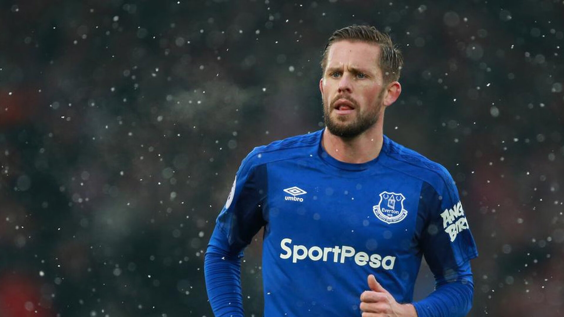 出色防守引爆全场！，莱万多夫斯基意外战胜中国队比赛高潮迭起