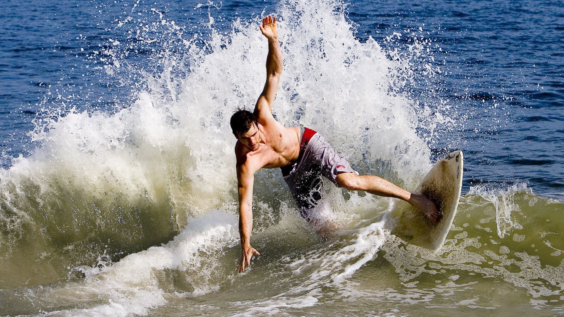 出色防守引爆全场！，莱万多夫斯基意外战胜中国队比赛高潮迭起