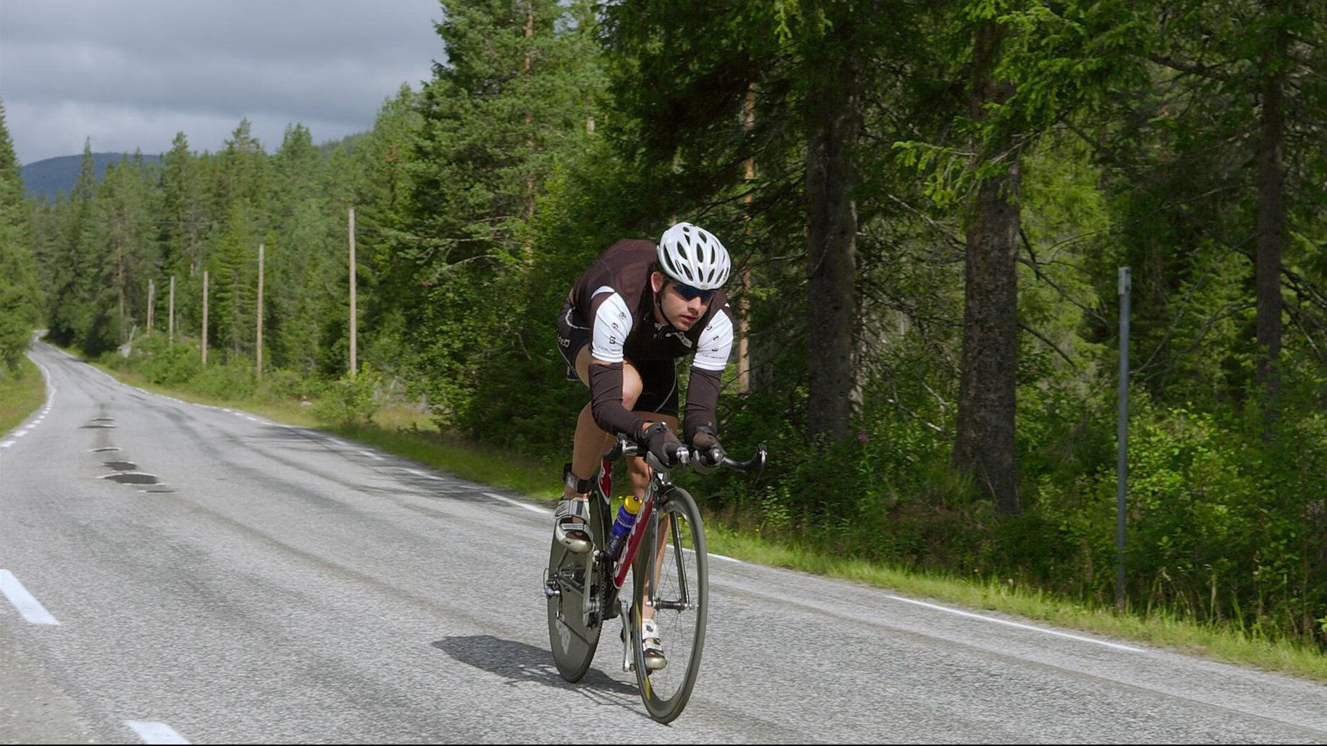 莱万多夫斯基在MAD比赛中惊险取胜，精彩发挥引发热议！